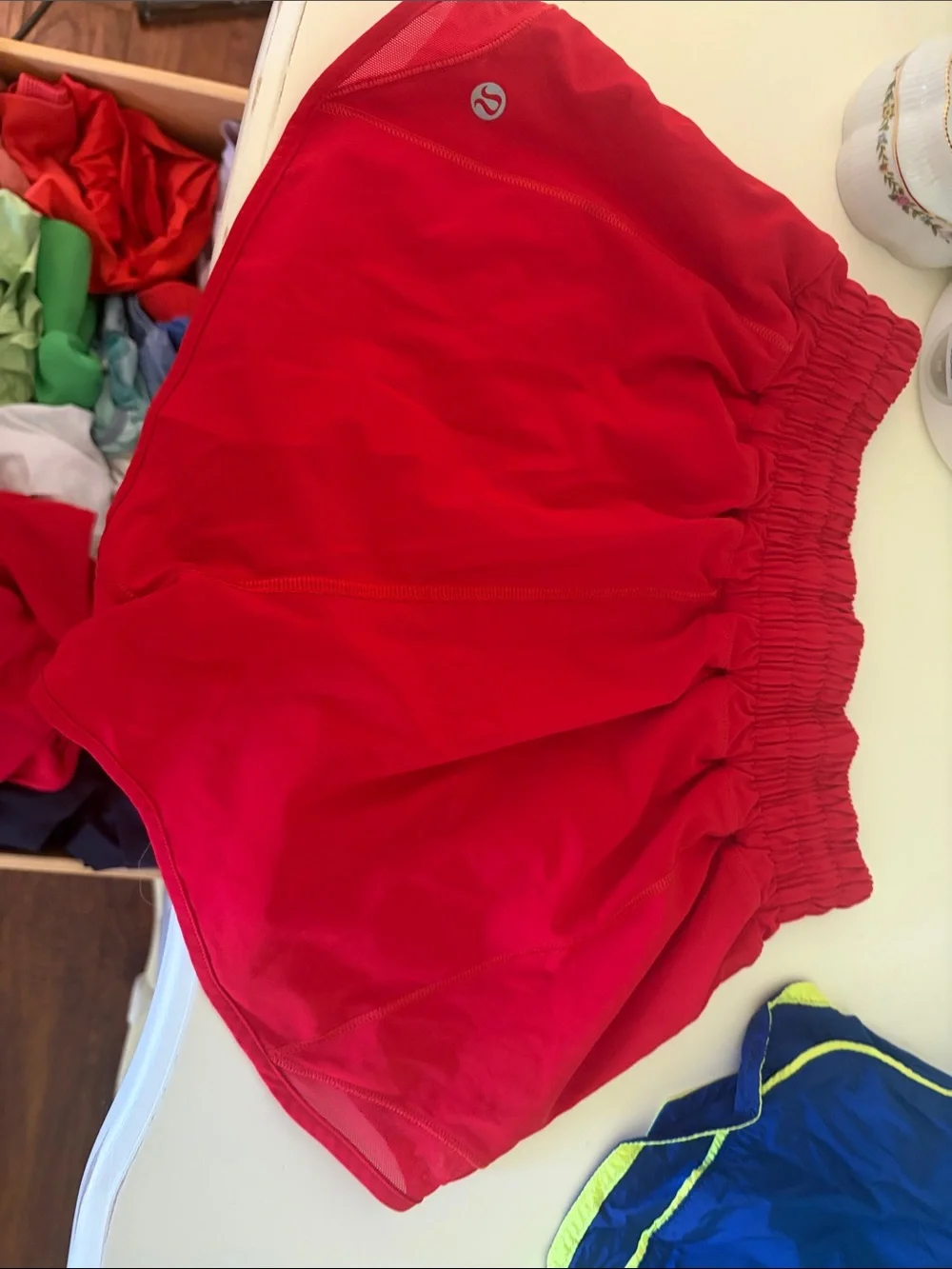 LULULEMON BRIGHT RED HOTTY HOTS: SIZE 2, High rise, 2.5 inch